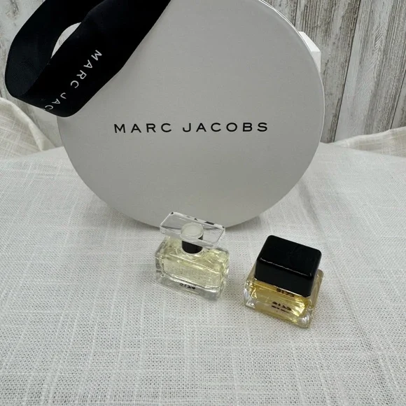 Marc Jacobs by Marc Jacobs him and her Fragrance White Round Box - Picture 4 of 5
